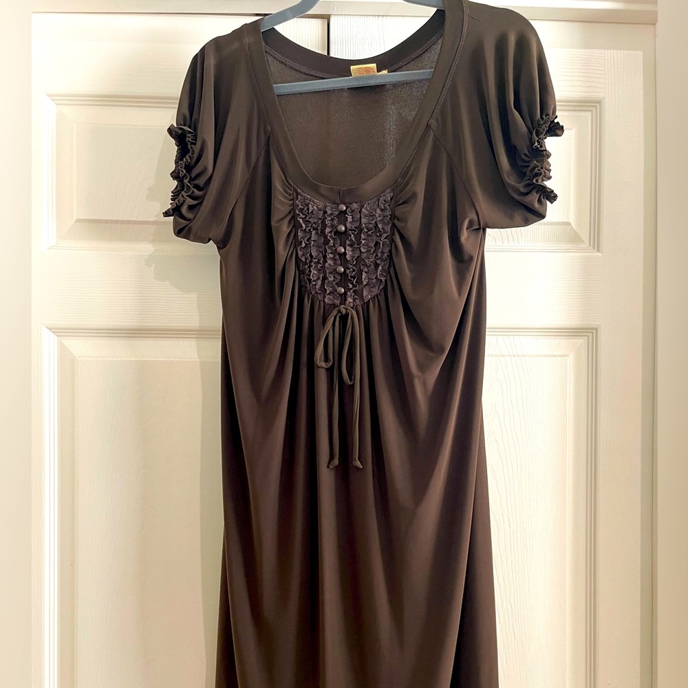 NWOT Chocolate Brown stretchy knee length dress with front details & elastic arm